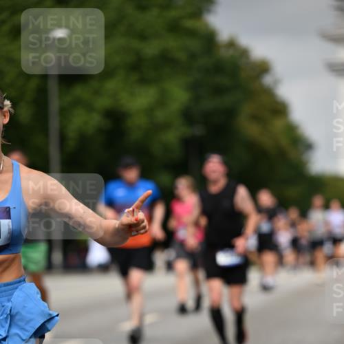 29.06.2025 - hella hamburg halbmarathon Dr. Thomas Lammeyer http://msf.ph/oto/8209784 29.06.2025 10:12:27 Kennedybrücke 1527, 2190, 2309, 4864, 5100, 5347, 6100, 6590, 6918, 7453, 9071, 9616, 9966 meine-sportfotos.de