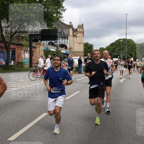 29.06.2025 - hella hamburg halbmarathon Yannick Fuchs http://msf.ph/oto/8209799 29.06.2025 10:45:08 20KM 1366, 1461, 2411, 2540, 2880, 4077, 4816, 5018, 5336, 5600, 7134, 7369, 7943, 8117, 8205, 8261, 8508, 8819, 8989, 10057, 10215, 10508, 10603, 11214, 11422, 11512, 11733, 12016, 12778, 12949, 13073, 13808, 14125, 15480, 15720, 15871, 16285, 16291, 16907, 17129, 17823, 18006, 18182, 18413, 18489, 19007 meine-sportfotos.de