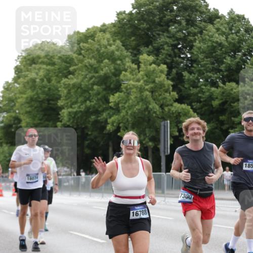 29.06.2025 - hella hamburg halbmarathon Jannik Wohlers http://msf.ph/oto/8209823 29.06.2025 10:26:19 Lombardsbrücke 2643, 4507, 4509, 6625, 7069, 8079, 9186, 11270, 11740, 12071, 15027, 15807, 15878, 16788, 17300, 17675, 18074, 18087, 18516 meine-sportfotos.de
