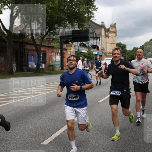 29.06.2025 - hella hamburg halbmarathon Yannick Fuchs http://msf.ph/oto/8209875 29.06.2025 10:45:08 20KM 1366, 1461, 2411, 2540, 2880, 4077, 4816, 5018, 5336, 5600, 7134, 7369, 7943, 8117, 8205, 8261, 8508, 8819, 8989, 10057, 10215, 10508, 10603, 11214, 11422, 11512, 11733, 12016, 12778, 12949, 13073, 13808, 14125, 15480, 15720, 15871, 16285, 16291, 16907, 17129, 17823, 18006, 18182, 18413, 18489, 19007 meine-sportfotos.de