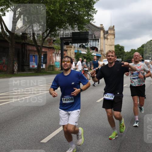 29.06.2025 - hella hamburg halbmarathon Yannick Fuchs http://msf.ph/oto/8209953 29.06.2025 10:45:08 20KM 1366, 1461, 2411, 2540, 2880, 4077, 4816, 5018, 5336, 5600, 7134, 7369, 7943, 8117, 8205, 8261, 8508, 8819, 8989, 10057, 10215, 10508, 10603, 11214, 11422, 11512, 11733, 12016, 12778, 12949, 13073, 13808, 14125, 15480, 15720, 15871, 16285, 16291, 16907, 17129, 17823, 18006, 18182, 18413, 18489, 19007 meine-sportfotos.de