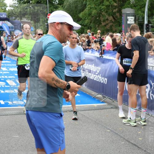 29.06.2025 - hella hamburg halbmarathon Zöllner http://msf.ph/oto/8209965 29.06.2025 10:50:03 Ziel 1216, 1321, 2020, 2540, 3692, 3852, 7100, 7657, 8454, 9213, 9491, 12271, 12527, 12733, 13225, 13758, 16403, 16716, 16732, 16887, 18884, 19112 meine-sportfotos.de