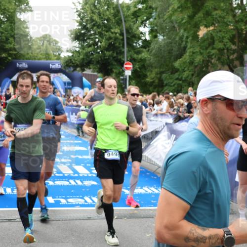 29.06.2025 - hella hamburg halbmarathon Zöllner http://msf.ph/oto/8209982 29.06.2025 10:50:03 Ziel 1216, 1321, 2020, 2540, 3692, 3852, 7100, 7657, 8454, 9213, 9491, 12271, 12527, 12733, 13225, 13758, 16403, 16716, 16732, 16887, 18884, 19112 meine-sportfotos.de