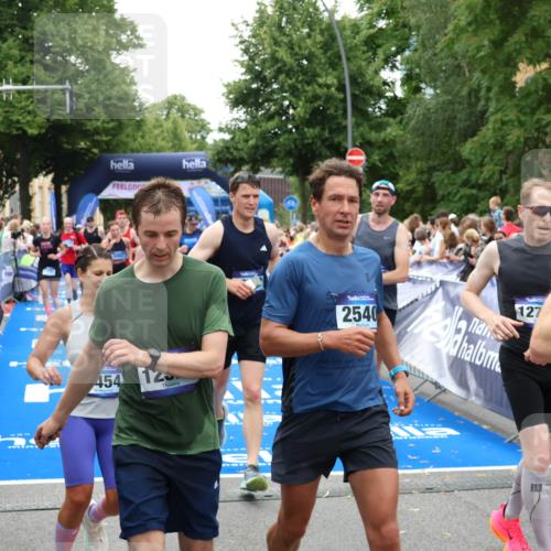 29.06.2025 - hella hamburg halbmarathon Zöllner http://msf.ph/oto/8210027 29.06.2025 10:50:04 Ziel 1216, 1321, 2020, 3692, 3852, 7100, 7657, 8454, 9031, 9213, 9303, 12271, 12733, 13225, 13758, 16403, 16716, 16732, 18884, 19112 meine-sportfotos.de