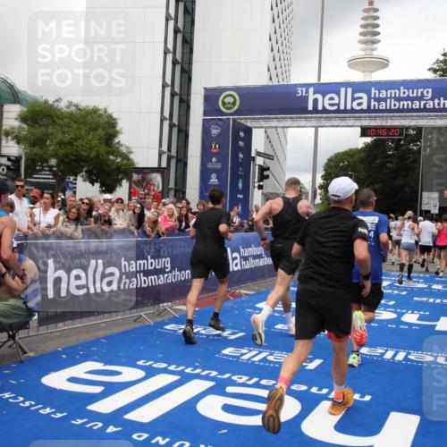 29.06.2025 - hella hamburg halbmarathon Michael Strokosch http://msf.ph/oto/8210038 29.06.2025 10:46:19 Ziel 1569, 1759, 2048, 2590, 3056, 3087, 4949, 6388, 7450, 9497, 10796, 11094, 14200, 14262, 17190, 18797 meine-sportfotos.de