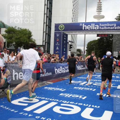 29.06.2025 - hella hamburg halbmarathon Michael Strokosch http://msf.ph/oto/8210065 29.06.2025 10:46:19 Ziel 1569, 1759, 2048, 2590, 3056, 3087, 4949, 6388, 7450, 9497, 10796, 11094, 14200, 14262, 17190, 18797 meine-sportfotos.de