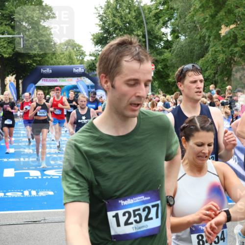 29.06.2025 - hella hamburg halbmarathon Zöllner http://msf.ph/oto/8210082 29.06.2025 10:50:05 Ziel 1216, 1321, 2020, 3692, 3852, 7100, 7657, 9031, 9213, 9303, 9965, 12271, 13225, 13758, 16403, 16716, 18884, 19112 meine-sportfotos.de