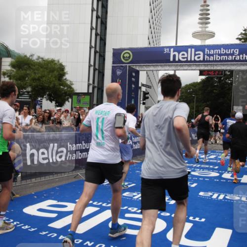 29.06.2025 - hella hamburg halbmarathon Michael Strokosch http://msf.ph/oto/8210096 29.06.2025 10:46:20 Ziel 1569, 2048, 2590, 3056, 4949, 6388, 6691, 7450, 9497, 10796, 11094, 14200, 14262, 17190, 18118, 18797 meine-sportfotos.de
