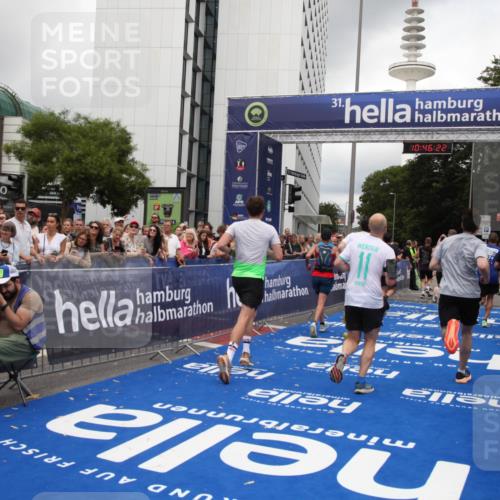 29.06.2025 - hella hamburg halbmarathon Michael Strokosch http://msf.ph/oto/8210158 29.06.2025 10:46:21 Ziel 1569, 1600, 2048, 2590, 3056, 4949, 6388, 6691, 8142, 9497, 10796, 11094, 14200, 14262, 17190, 18118, 18797 meine-sportfotos.de