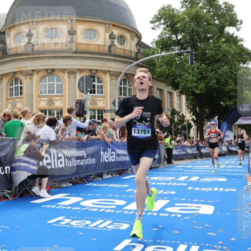 29.06.2025 - hella hamburg halbmarathon Strokosch-Dieckow http://msf.ph/oto/8210209 29.06.2025 10:22:03 Ziel 13751, 16068, 17886, 18693 meine-sportfotos.de