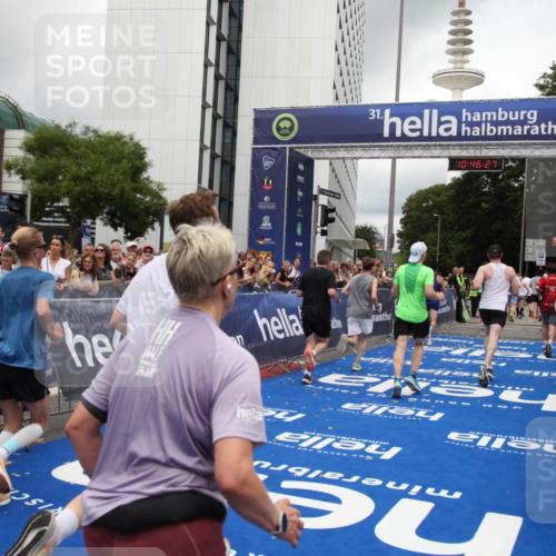 29.06.2025 - hella hamburg halbmarathon Michael Strokosch http://msf.ph/oto/8210429 29.06.2025 10:46:26 Ziel 1600, 2222, 2842, 6421, 6691, 7335, 8142, 11185, 11773, 12171, 12651, 13698, 14045, 14200, 14228, 14262, 14482, 15157, 16127, 18118, 18211, 18637, 19209 meine-sportfotos.de