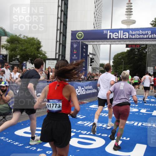 29.06.2025 - hella hamburg halbmarathon Michael Strokosch http://msf.ph/oto/8210464 29.06.2025 10:46:26 Ziel 1600, 2222, 2842, 6421, 6691, 7335, 8142, 11185, 11773, 12171, 12651, 13698, 14045, 14200, 14228, 14262, 14482, 15157, 16127, 18118, 18211, 18637, 19209 meine-sportfotos.de