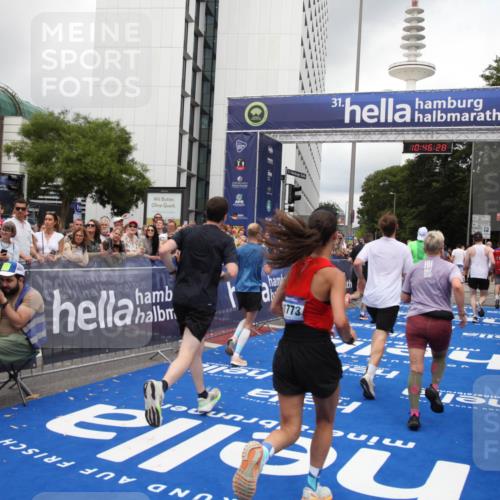 29.06.2025 - hella hamburg halbmarathon Michael Strokosch http://msf.ph/oto/8210480 29.06.2025 10:46:27 Ziel 1600, 2222, 2842, 4237, 6421, 6691, 6978, 7335, 8142, 8981, 11185, 11773, 12171, 12651, 12891, 13698, 14045, 14200, 14228, 14262, 14482, 15157, 16127, 18118, 18211, 18637, 19209 meine-sportfotos.de