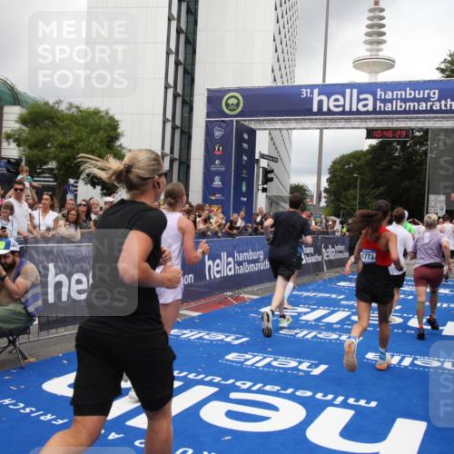 29.06.2025 - hella hamburg halbmarathon Michael Strokosch http://msf.ph/oto/8210512 29.06.2025 10:46:27 Ziel 1600, 2222, 2842, 4237, 6421, 6691, 6978, 7335, 8142, 8981, 11185, 11773, 12171, 12651, 12891, 13698, 14045, 14200, 14228, 14262, 14482, 15157, 16127, 18118, 18211, 18637, 19209 meine-sportfotos.de