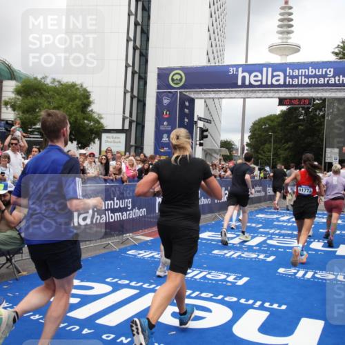 29.06.2025 - hella hamburg halbmarathon Michael Strokosch http://msf.ph/oto/8210526 29.06.2025 10:46:28 Ziel 1600, 2222, 2842, 4237, 6421, 6691, 6978, 7335, 8142, 8981, 9786, 11185, 11773, 12171, 12651, 12891, 13698, 14045, 14200, 14228, 14262, 14482, 15157, 16127, 18118, 18211, 18637, 19209 meine-sportfotos.de