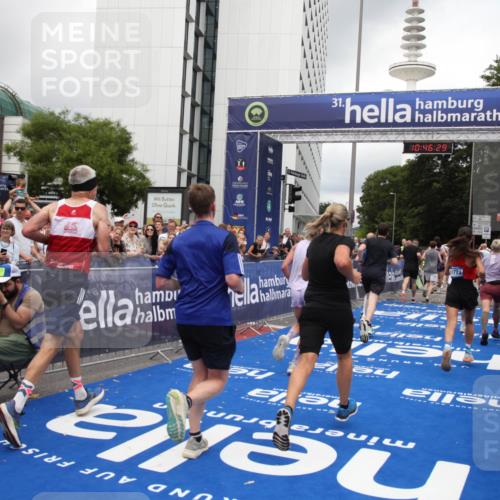 29.06.2025 - hella hamburg halbmarathon Michael Strokosch http://msf.ph/oto/8210541 29.06.2025 10:46:28 Ziel 1600, 2222, 2842, 4237, 6421, 6691, 6978, 7335, 8142, 8981, 9786, 11185, 11773, 12171, 12651, 12891, 13698, 14045, 14200, 14228, 14262, 14482, 15157, 16127, 18118, 18211, 18637, 19209 meine-sportfotos.de