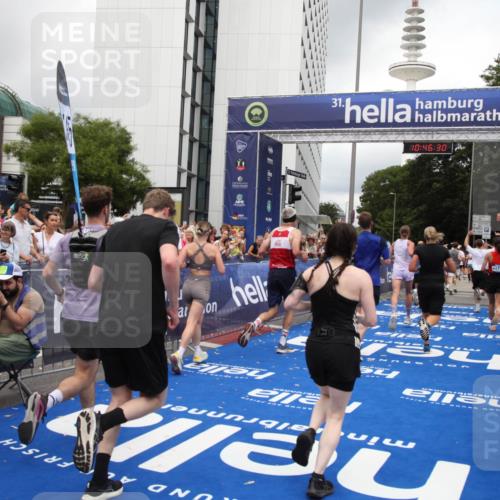 29.06.2025 - hella hamburg halbmarathon Michael Strokosch http://msf.ph/oto/8210596 29.06.2025 10:46:29 Ziel 1600, 2222, 2842, 4237, 6421, 6691, 6978, 7335, 8142, 8981, 9786, 11185, 11773, 12171, 12651, 12891, 13698, 14045, 14228, 14482, 15157, 16127, 18118, 18211, 18637, 19209 meine-sportfotos.de