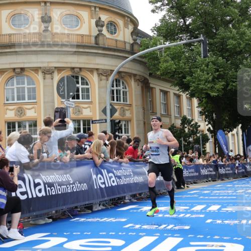 29.06.2025 - hella hamburg halbmarathon Strokosch-Dieckow http://msf.ph/oto/8210602 29.06.2025 10:22:11 Ziel 10650, 18693 meine-sportfotos.de