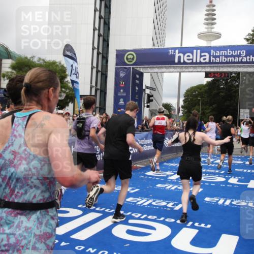 29.06.2025 - hella hamburg halbmarathon Michael Strokosch http://msf.ph/oto/8210620 29.06.2025 10:46:30 Ziel 1600, 2222, 2842, 4237, 4497, 6421, 6978, 7335, 8142, 8981, 9386, 9786, 11185, 11773, 12171, 12651, 12891, 13698, 14045, 14228, 14482, 15157, 16127, 18211, 18637, 19209 meine-sportfotos.de