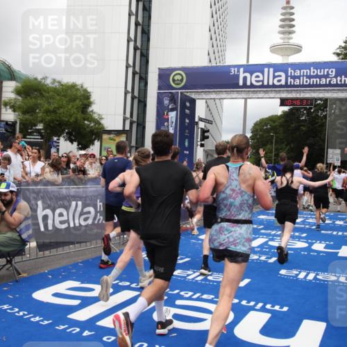 29.06.2025 - hella hamburg halbmarathon Michael Strokosch http://msf.ph/oto/8210639 29.06.2025 10:46:30 Ziel 1600, 2222, 2842, 4237, 4497, 6421, 6978, 7335, 8142, 8981, 9386, 9786, 11185, 11773, 12171, 12651, 12891, 13698, 14045, 14228, 14482, 15157, 16127, 18211, 18637, 19209 meine-sportfotos.de