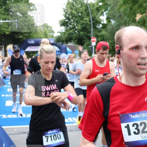 29.06.2025 - hella hamburg halbmarathon Zöllner http://msf.ph/oto/8210646 29.06.2025 10:50:10 Ziel 1216, 1321, 1507, 2020, 3296, 3562, 7176, 8313, 9031, 9303, 9965, 12203, 12235, 13282, 14257, 16403, 18228, 18657, 18658, 18884 meine-sportfotos.de