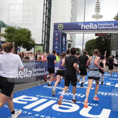 29.06.2025 - hella hamburg halbmarathon Michael Strokosch http://msf.ph/oto/8210658 29.06.2025 10:46:30 Ziel 1600, 2222, 2842, 4237, 4497, 6421, 6978, 7335, 8142, 8981, 9386, 9786, 11185, 11773, 12171, 12651, 12891, 13698, 14045, 14228, 14482, 15157, 16127, 18211, 18637, 19209 meine-sportfotos.de