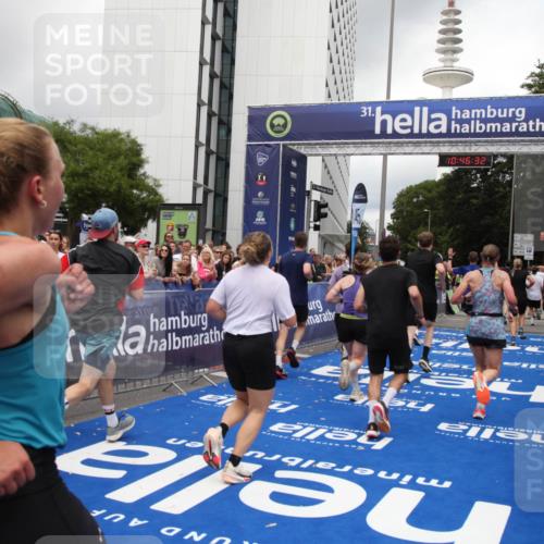 29.06.2025 - hella hamburg halbmarathon Michael Strokosch http://msf.ph/oto/8210696 29.06.2025 10:46:31 Ziel 2222, 2842, 4237, 4497, 6421, 6978, 7335, 8482, 8981, 9232, 9386, 9786, 11185, 11773, 12171, 12651, 12891, 13698, 14045, 14228, 14482, 15157, 16127, 18211, 18637, 19209 meine-sportfotos.de