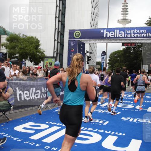 29.06.2025 - hella hamburg halbmarathon Michael Strokosch http://msf.ph/oto/8210714 29.06.2025 10:46:31 Ziel 2222, 2842, 4237, 4497, 6421, 6978, 7335, 8482, 8981, 9232, 9386, 9786, 11185, 11773, 12171, 12651, 12891, 13698, 14045, 14228, 14482, 15157, 16127, 18211, 18637, 19209 meine-sportfotos.de