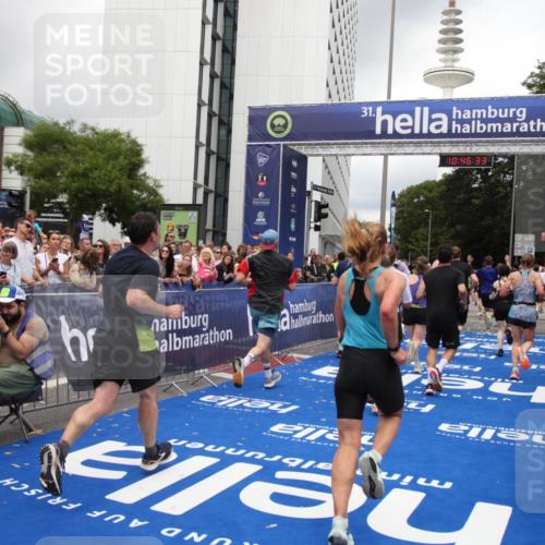 29.06.2025 - hella hamburg halbmarathon Michael Strokosch http://msf.ph/oto/8210733 29.06.2025 10:46:32 Ziel 2222, 2842, 4237, 4497, 6421, 6978, 7335, 8482, 8981, 9232, 9386, 9529, 9786, 11185, 11773, 12891, 14045, 14228, 14482, 15157, 16127, 17281, 17461, 18637, 19209 meine-sportfotos.de