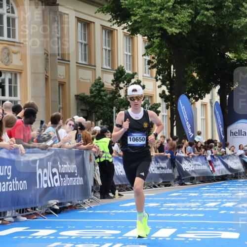29.06.2025 - hella hamburg halbmarathon Strokosch-Dieckow http://msf.ph/oto/8210740 29.06.2025 10:22:15 Ziel 4571, 9475, 10650 meine-sportfotos.de