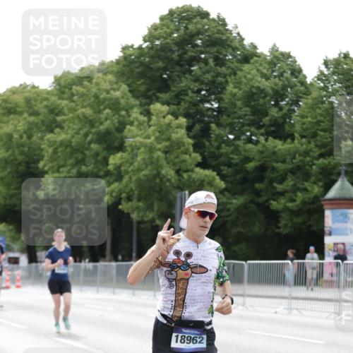 29.06.2025 - hella hamburg halbmarathon Jannik Wohlers http://msf.ph/oto/8210750 29.06.2025 10:26:28 Lombardsbrücke 1793, 1973, 2045, 4507, 4509, 5494, 6625, 7069, 9186, 10465, 11740, 12071, 13462, 15027, 15878, 16479, 16788, 17300, 17675, 18074, 18516, 18962, 18978 meine-sportfotos.de