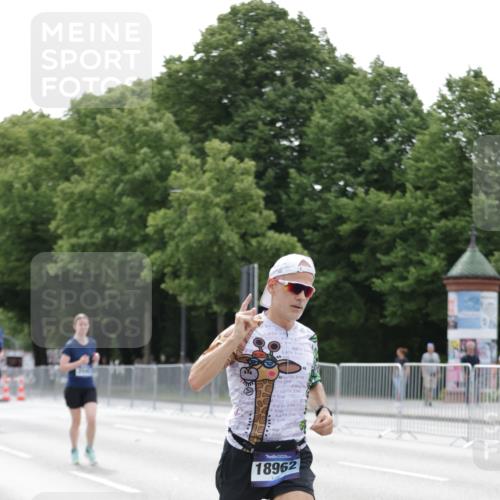 29.06.2025 - hella hamburg halbmarathon Jannik Wohlers http://msf.ph/oto/8210789 29.06.2025 10:26:28 Lombardsbrücke 1793, 1973, 2045, 4507, 4509, 5494, 6625, 7069, 9186, 10465, 11740, 12071, 13462, 15027, 15878, 16479, 16788, 17300, 17675, 18074, 18516, 18962, 18978 meine-sportfotos.de