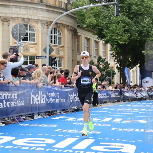 29.06.2025 - hella hamburg halbmarathon Strokosch-Dieckow http://msf.ph/oto/8210818 29.06.2025 10:22:15 Ziel 4571, 9475, 10650 meine-sportfotos.de