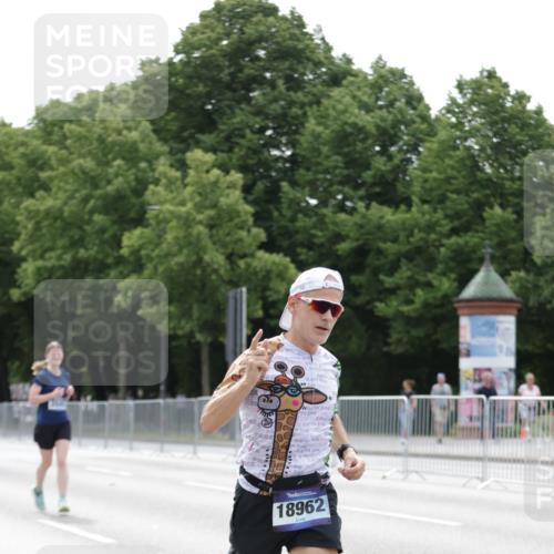 29.06.2025 - hella hamburg halbmarathon Jannik Wohlers http://msf.ph/oto/8210834 29.06.2025 10:26:28 Lombardsbrücke 1793, 1973, 2045, 4507, 4509, 5494, 6625, 7069, 9186, 10465, 11740, 12071, 13462, 15027, 15878, 16479, 16788, 17300, 17675, 18074, 18516, 18962, 18978 meine-sportfotos.de