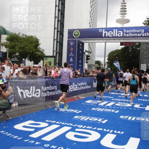 29.06.2025 - hella hamburg halbmarathon Michael Strokosch http://msf.ph/oto/8210857 29.06.2025 10:46:33 Ziel 2222, 2842, 4237, 4497, 5459, 6421, 6978, 7335, 8482, 8981, 9232, 9386, 9529, 9786, 11185, 11773, 12891, 14045, 14228, 14482, 15157, 17281, 17461, 18637, 18882, 19209 meine-sportfotos.de