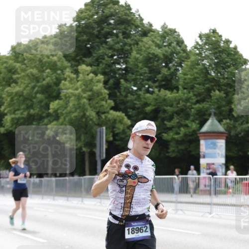 29.06.2025 - hella hamburg halbmarathon Jannik Wohlers http://msf.ph/oto/8210862 29.06.2025 10:26:28 Lombardsbrücke 1793, 1973, 2045, 4507, 4509, 5494, 6625, 7069, 9186, 10465, 11740, 12071, 13462, 15027, 15878, 16479, 16788, 17300, 17675, 18074, 18516, 18962, 18978 meine-sportfotos.de
