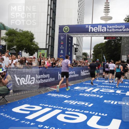 29.06.2025 - hella hamburg halbmarathon Michael Strokosch http://msf.ph/oto/8210871 29.06.2025 10:46:33 Ziel 2222, 2842, 4237, 4497, 5459, 6421, 6978, 7335, 8482, 8981, 9232, 9386, 9529, 9786, 11185, 11773, 12891, 14045, 14228, 14482, 15157, 17281, 17461, 18637, 18882, 19209 meine-sportfotos.de
