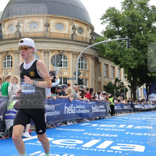 29.06.2025 - hella hamburg halbmarathon Strokosch-Dieckow http://msf.ph/oto/8210875 29.06.2025 10:22:16 Ziel 4571, 9475, 10650 meine-sportfotos.de