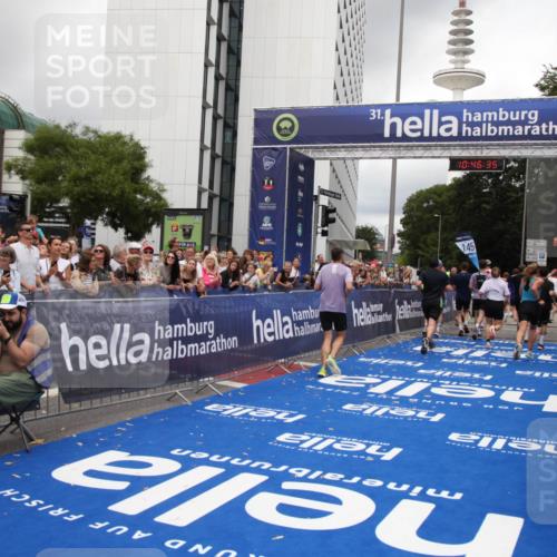 29.06.2025 - hella hamburg halbmarathon Michael Strokosch http://msf.ph/oto/8210884 29.06.2025 10:46:34 Ziel 2222, 2842, 4237, 4497, 5459, 6421, 6978, 8482, 8981, 9232, 9386, 9529, 9786, 12891, 14045, 14228, 14482, 15157, 15206, 17281, 17461, 18882, 19209 meine-sportfotos.de