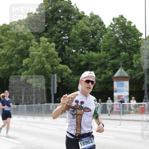 29.06.2025 - hella hamburg halbmarathon Jannik Wohlers http://msf.ph/oto/8210896 29.06.2025 10:26:28 Lombardsbrücke 1793, 1973, 2045, 4507, 4509, 5494, 6625, 7069, 9186, 10465, 11740, 12071, 13462, 15027, 15878, 16479, 16788, 17300, 17675, 18074, 18516, 18962, 18978 meine-sportfotos.de
