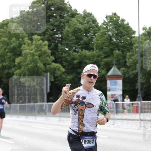 29.06.2025 - hella hamburg halbmarathon Jannik Wohlers http://msf.ph/oto/8210951 29.06.2025 10:26:29 Lombardsbrücke 1793, 1973, 2045, 4507, 4509, 5494, 6625, 7069, 8056, 9186, 10465, 11740, 12071, 13462, 15027, 15878, 16479, 16788, 17300, 18074, 18516, 18962, 18978 meine-sportfotos.de
