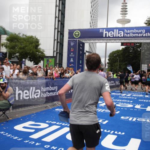 29.06.2025 - hella hamburg halbmarathon Michael Strokosch http://msf.ph/oto/8210956 29.06.2025 10:46:34 Ziel 2222, 2842, 4237, 4497, 5459, 6421, 6978, 8482, 8981, 9232, 9386, 9529, 9786, 12891, 14045, 14228, 14482, 15157, 15206, 17281, 17461, 18882, 19209 meine-sportfotos.de