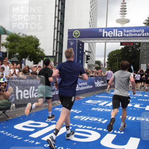 29.06.2025 - hella hamburg halbmarathon Michael Strokosch http://msf.ph/oto/8210981 29.06.2025 10:46:35 Ziel 4237, 4497, 5459, 6978, 8482, 8981, 9232, 9386, 9529, 9786, 12891, 13525, 14228, 14482, 15157, 15206, 17281, 17461, 18882, 19209 meine-sportfotos.de