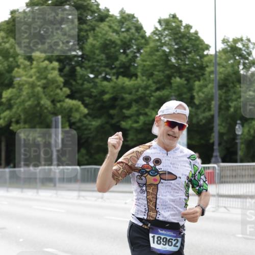 29.06.2025 - hella hamburg halbmarathon Jannik Wohlers http://msf.ph/oto/8210987 29.06.2025 10:26:29 Lombardsbrücke 1793, 1973, 2045, 4507, 4509, 5494, 6625, 7069, 8056, 9186, 10465, 11740, 12071, 13462, 15027, 15878, 16479, 16788, 17300, 18074, 18516, 18962, 18978 meine-sportfotos.de