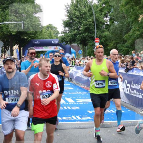 29.06.2025 - hella hamburg halbmarathon Zöllner http://msf.ph/oto/8211027 29.06.2025 10:50:14 Ziel 1119, 1507, 3296, 3562, 7176, 7930, 7932, 8313, 9965, 10371, 11607, 12203, 12235, 13282, 14257, 15620, 18228, 18657, 18658, 18811, 19040 meine-sportfotos.de