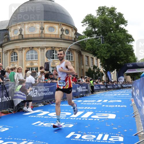 29.06.2025 - hella hamburg halbmarathon Strokosch-Dieckow http://msf.ph/oto/8211046 29.06.2025 10:22:26 Ziel 3720, 4571, 9475 meine-sportfotos.de