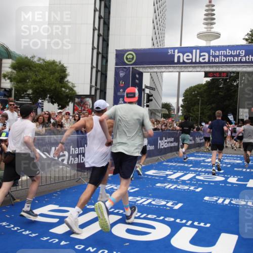 29.06.2025 - hella hamburg halbmarathon Michael Strokosch http://msf.ph/oto/8211099 29.06.2025 10:46:37 Ziel 4497, 5459, 8482, 9051, 9232, 9386, 9529, 9786, 13525, 15133, 15206, 17281, 17461, 18882 meine-sportfotos.de