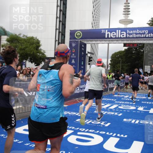 29.06.2025 - hella hamburg halbmarathon Michael Strokosch http://msf.ph/oto/8211123 29.06.2025 10:46:37 Ziel 4497, 5459, 8482, 9051, 9232, 9386, 9529, 9786, 13525, 15133, 15206, 17281, 17461, 18882 meine-sportfotos.de