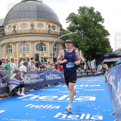 29.06.2025 - hella hamburg halbmarathon Strokosch-Dieckow http://msf.ph/oto/8211149 29.06.2025 10:22:37 Ziel 2618, 3720, 18897 meine-sportfotos.de