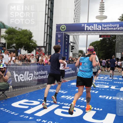 29.06.2025 - hella hamburg halbmarathon Michael Strokosch http://msf.ph/oto/8211153 29.06.2025 10:46:38 Ziel 4497, 5459, 8482, 9051, 9232, 9386, 9529, 13525, 13554, 15026, 15133, 15206, 17281, 17461, 18882 meine-sportfotos.de